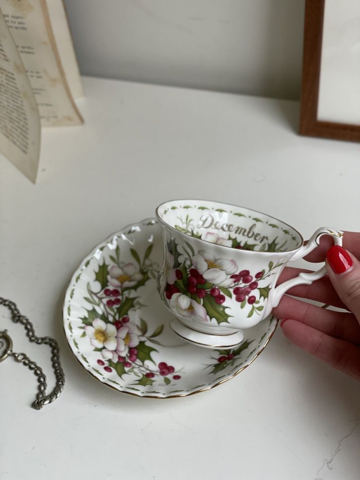 Чайная пара Royal Albert Декабрь 1970 г. 12 месяцев
