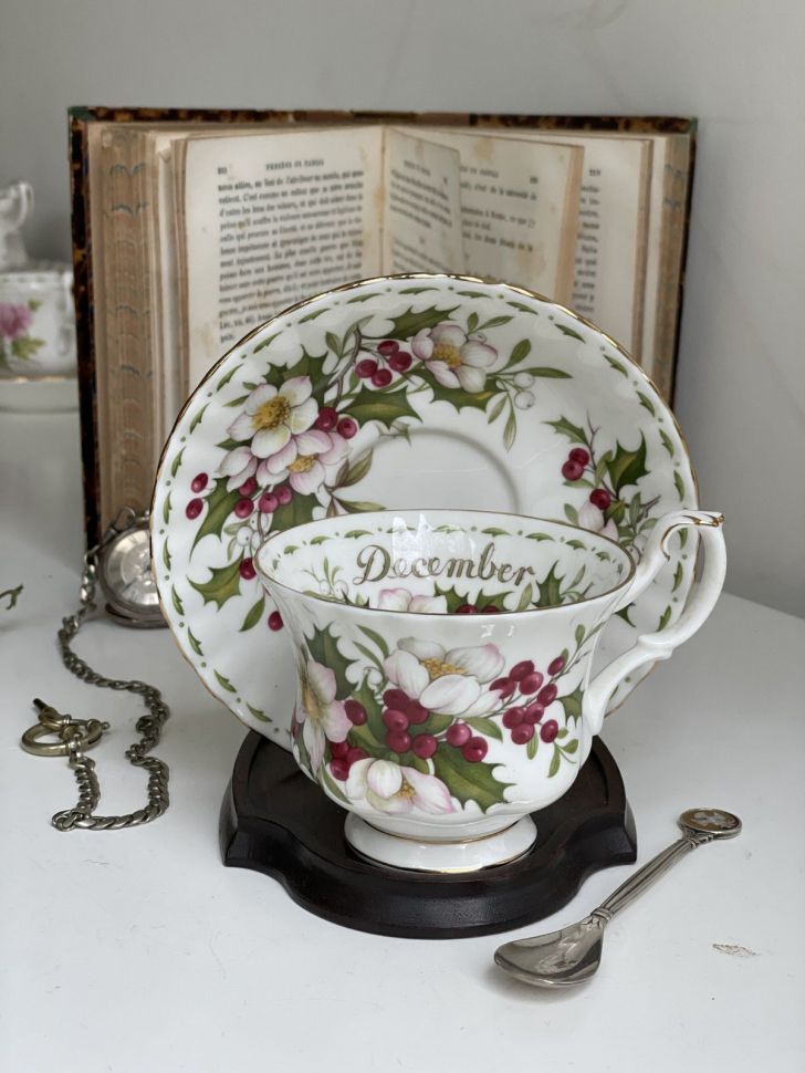 Чайная пара Royal Albert Декабрь 1970 г. 12 месяцев