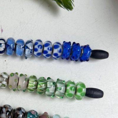 Шарм белый с зеленым горошком серебро муранское стекло