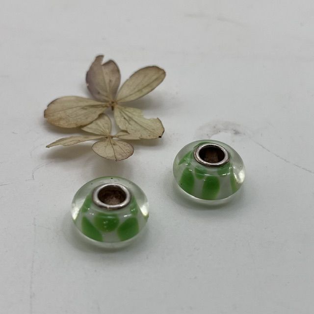 Шарм белый с зеленым горошком серебро муранское стекло