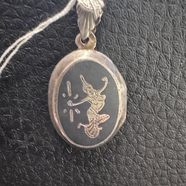 Кулон локет 2,5 см серебро штихельная гравировка