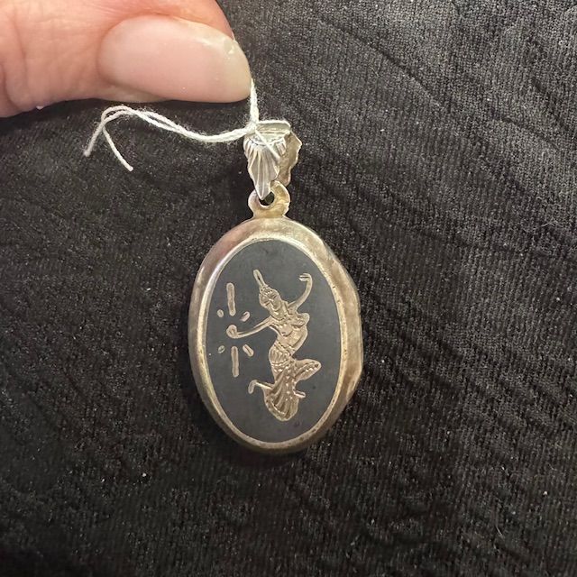 Кулон локет 2,5 см серебро штихельная гравировка