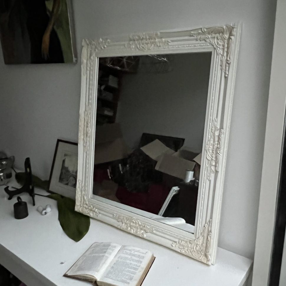 Зеркало 65х74 см в белой деревянной раме с лепниной