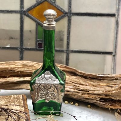 Зеленый графин с оловянным декором и пробкой