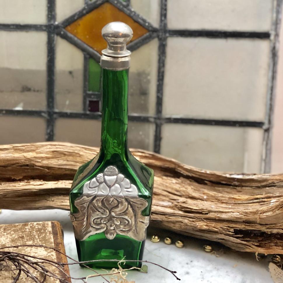 Зеленый графин с оловянным декором и пробкой