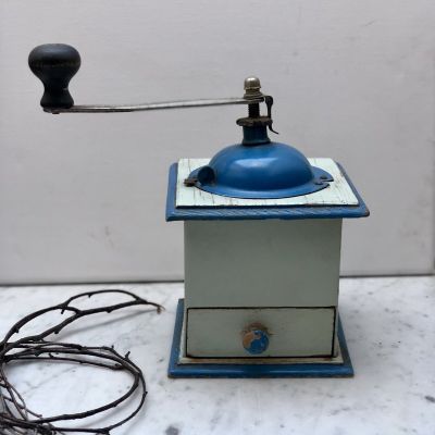 Кофемолка сине белая жесть и дерево