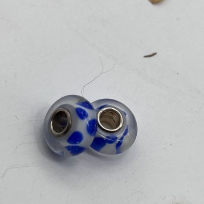 Шарм белый с синим горошком серебро муранское стекло