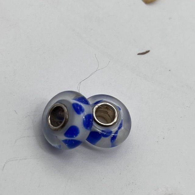 Шарм белый с синим горошком серебро муранское стекло
