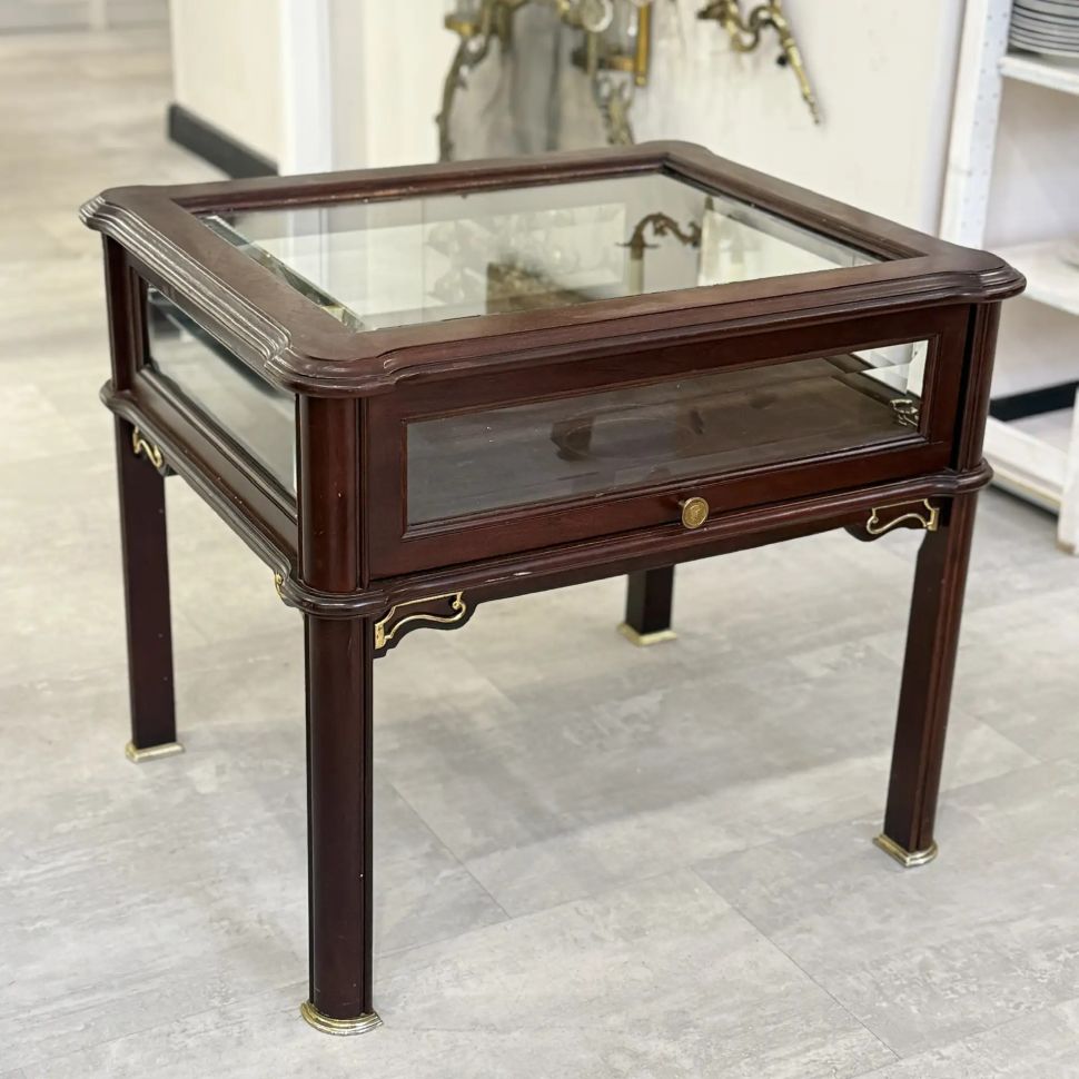 Журнальный столик витринаThe Franklin Mint