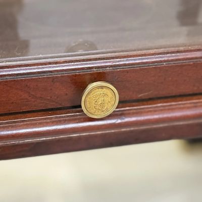 Журнальный столик витринаThe Franklin Mint