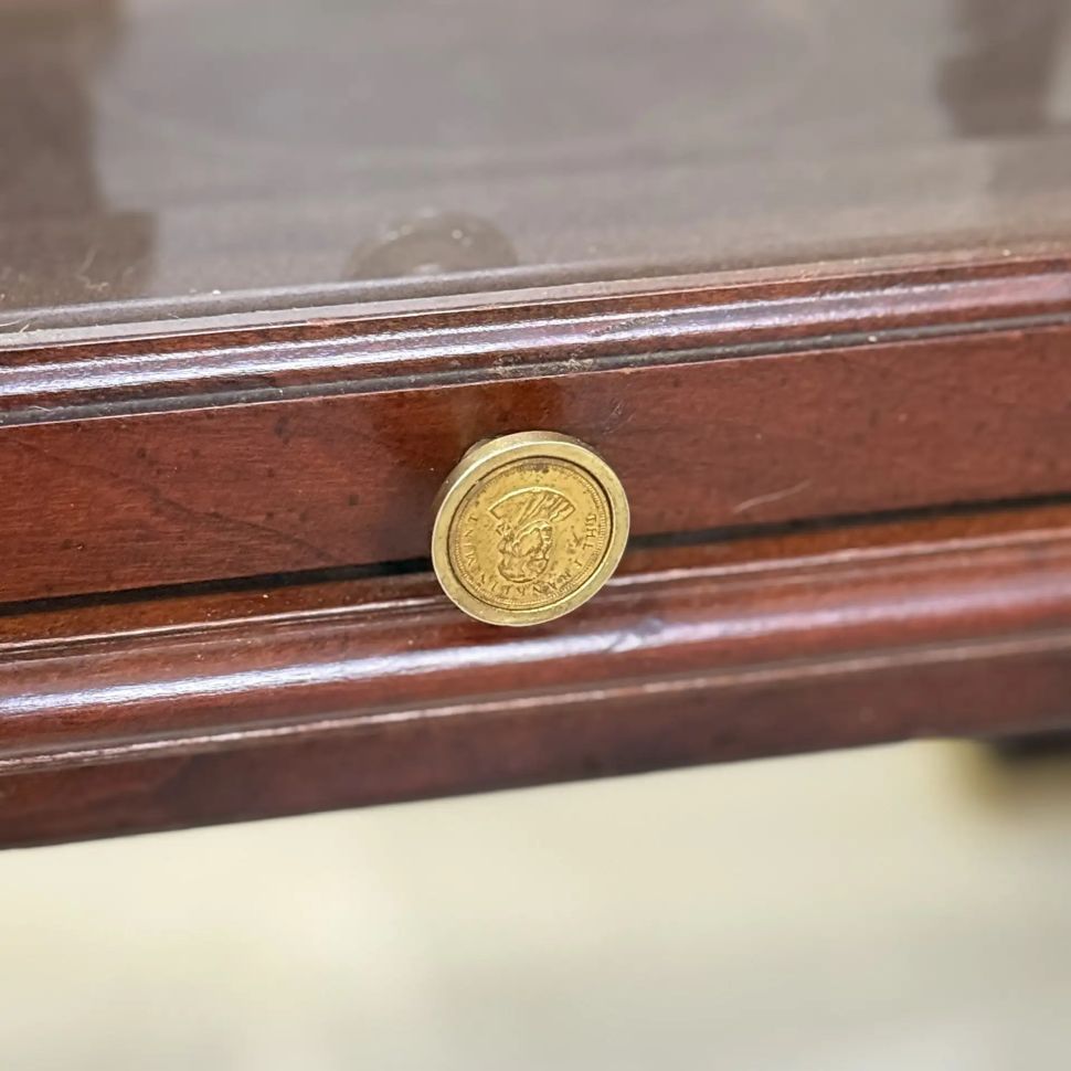 Журнальный столик витринаThe Franklin Mint