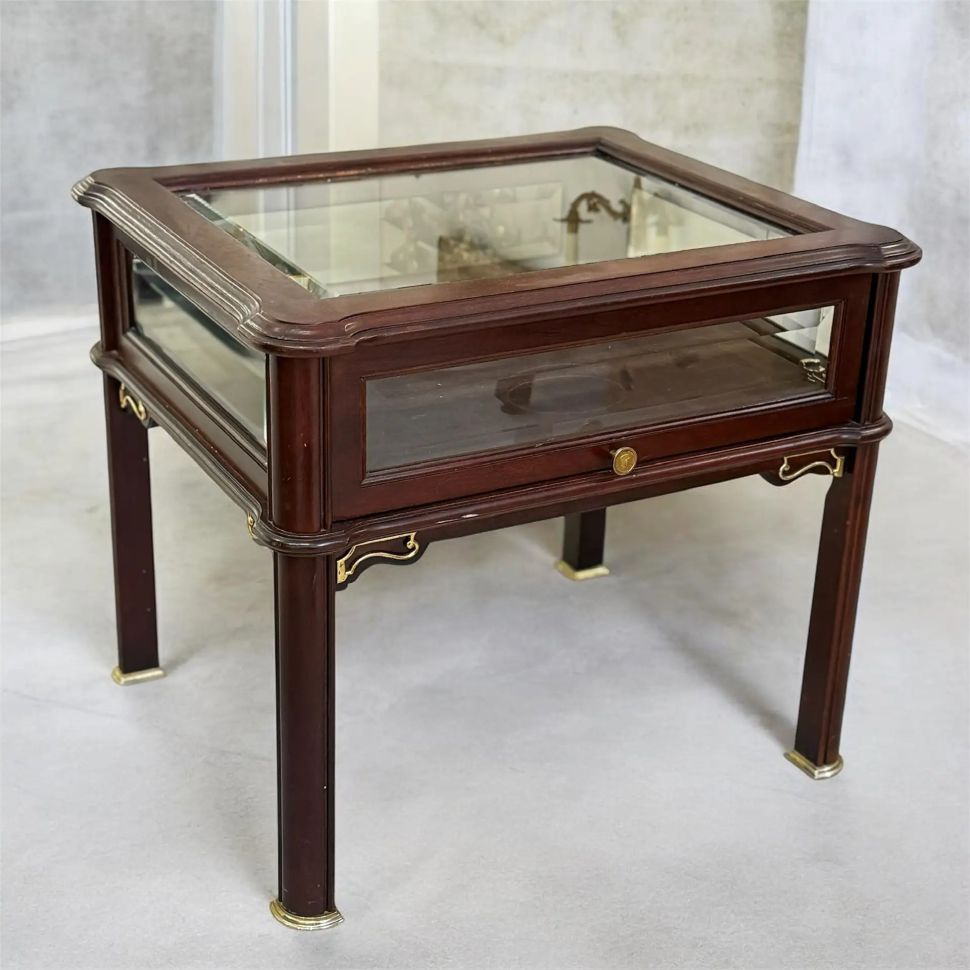 Журнальный столик витринаThe Franklin Mint