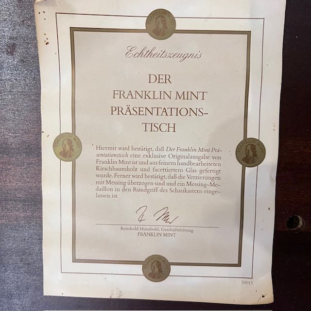 Журнальный столик витринаThe Franklin Mint