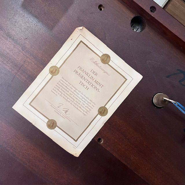 Журнальный столик витринаThe Franklin Mint