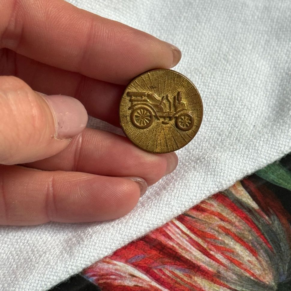 Пуговица старинная Машина кабриолет 2,5 см латунь