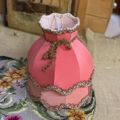 Абажур малый розовый с кружевной лентой по краям