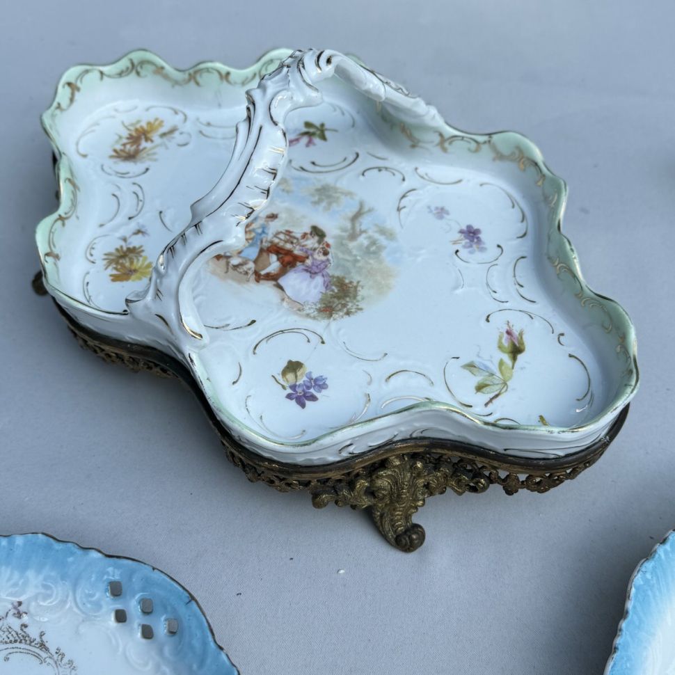 Блюдо с ручкой фарфоровое 28 см на латунном основании Франция уценка