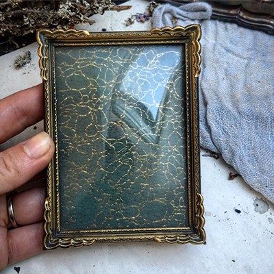 Рама небольшая латунь с объемным вензелем