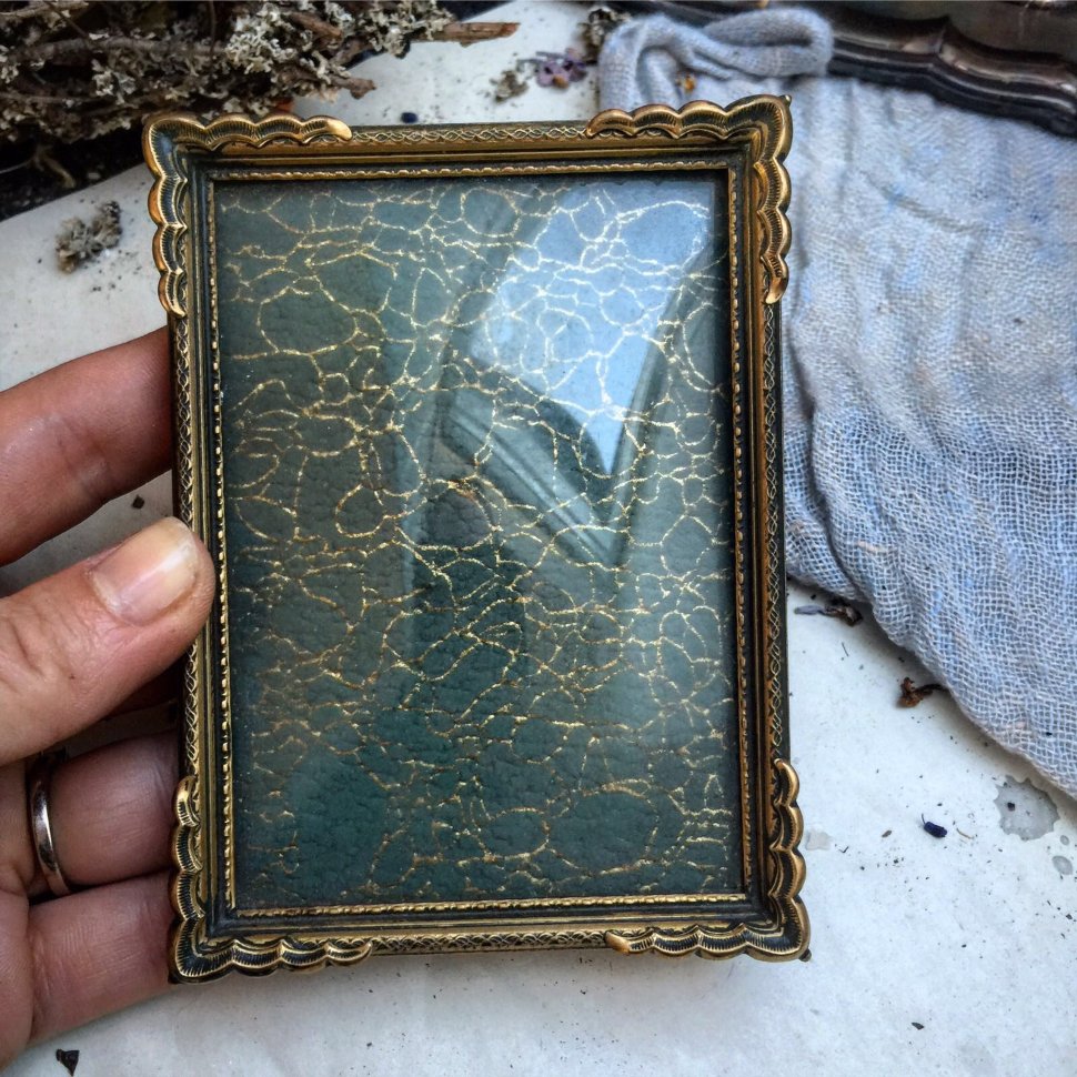 Рама небольшая латунь с объемным вензелем