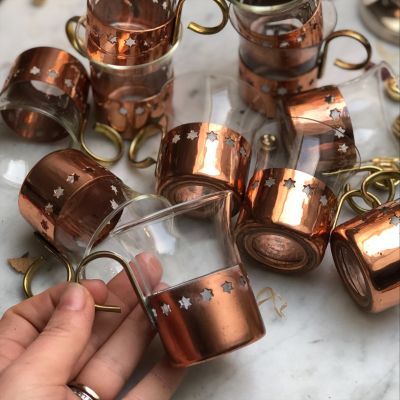 Чашки для горячих напитков в медных подстаканниках