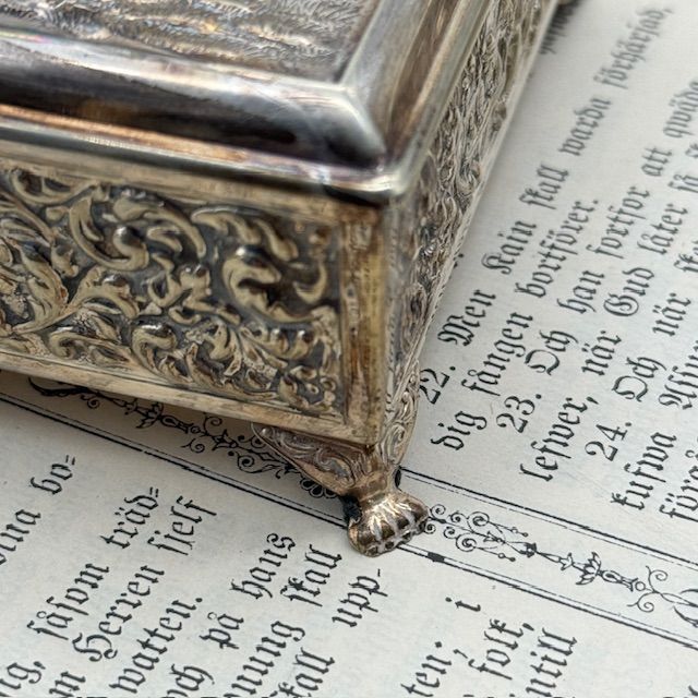 Шкатулка на ножках 18 см серебрение Голландия