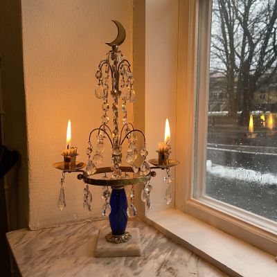 Подсвечник с синим основанием латунь с хрустальными подвесками на мраморном основании