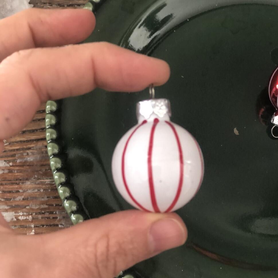 Елочная игрушка шар 3 см красные полосы