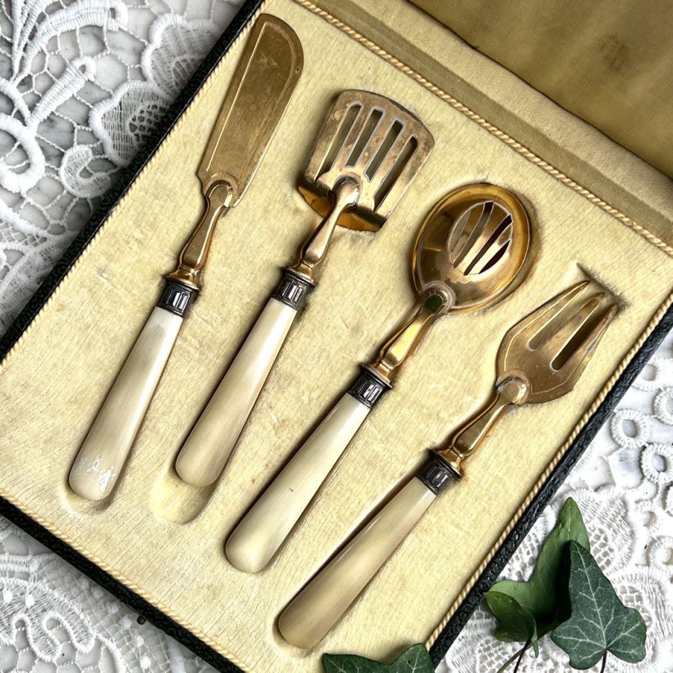 Набор столовый 4 предмета кость Франция первая половина ХХ в.