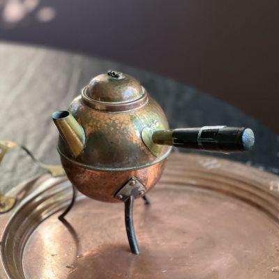 Чайник 600 мл медь на ножках с боковой ручкой