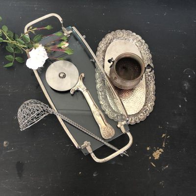 Стеклянный поднос с металлическими ручками