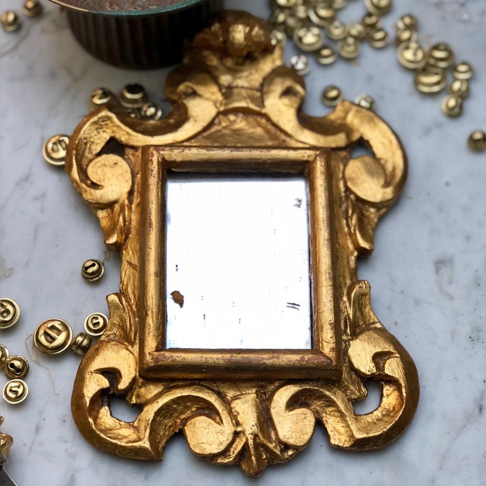 Зеркало в деревянной раме