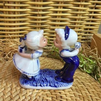 Статуэтка Целующиеся мальчик и девочка