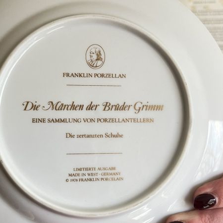 Тарелка Franklin Porcelain Сказки Стоптанные башмачки 1978 г. W.Germany 