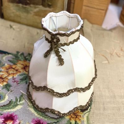 Абажур малый молочного цвета с кружевом по краям ( прорыв ткани)