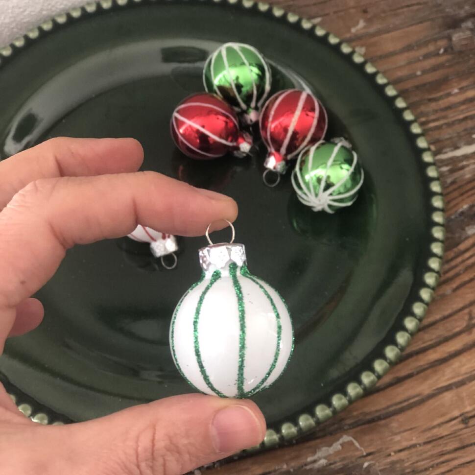 Елочная игрушка шар 3 см зеленые полосы