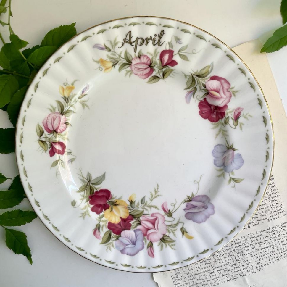 Тарелка Royal Albert 12 месяцев Апрель 21 см Англия