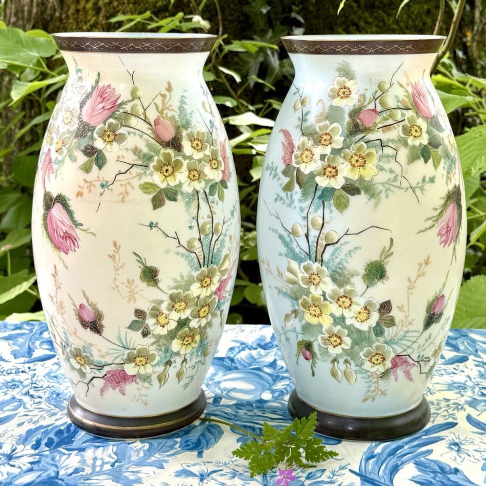 Ваза Шиповник 32 см молочное стекло ручная работа в стиле Наполеона 3