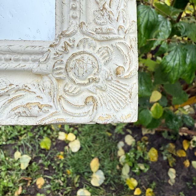 Зеркало в деревянной раме 32 см