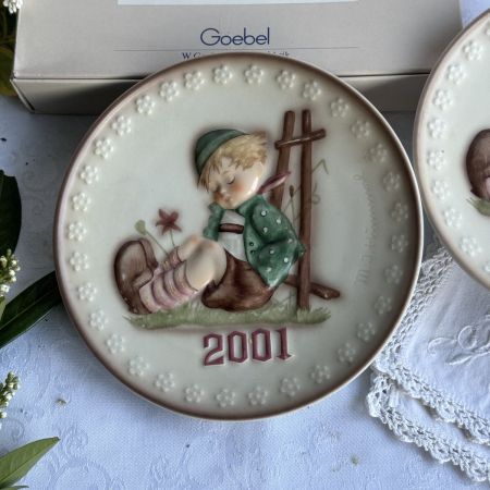 Тарелка 2001 Goebel Hummel 19 см Германия            