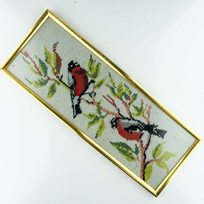 Вышивка в раме снегири