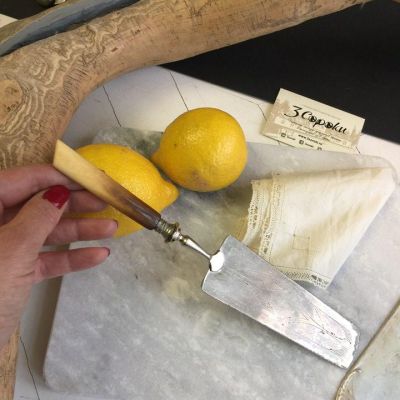 Лопатка с бакелитовой ручкой