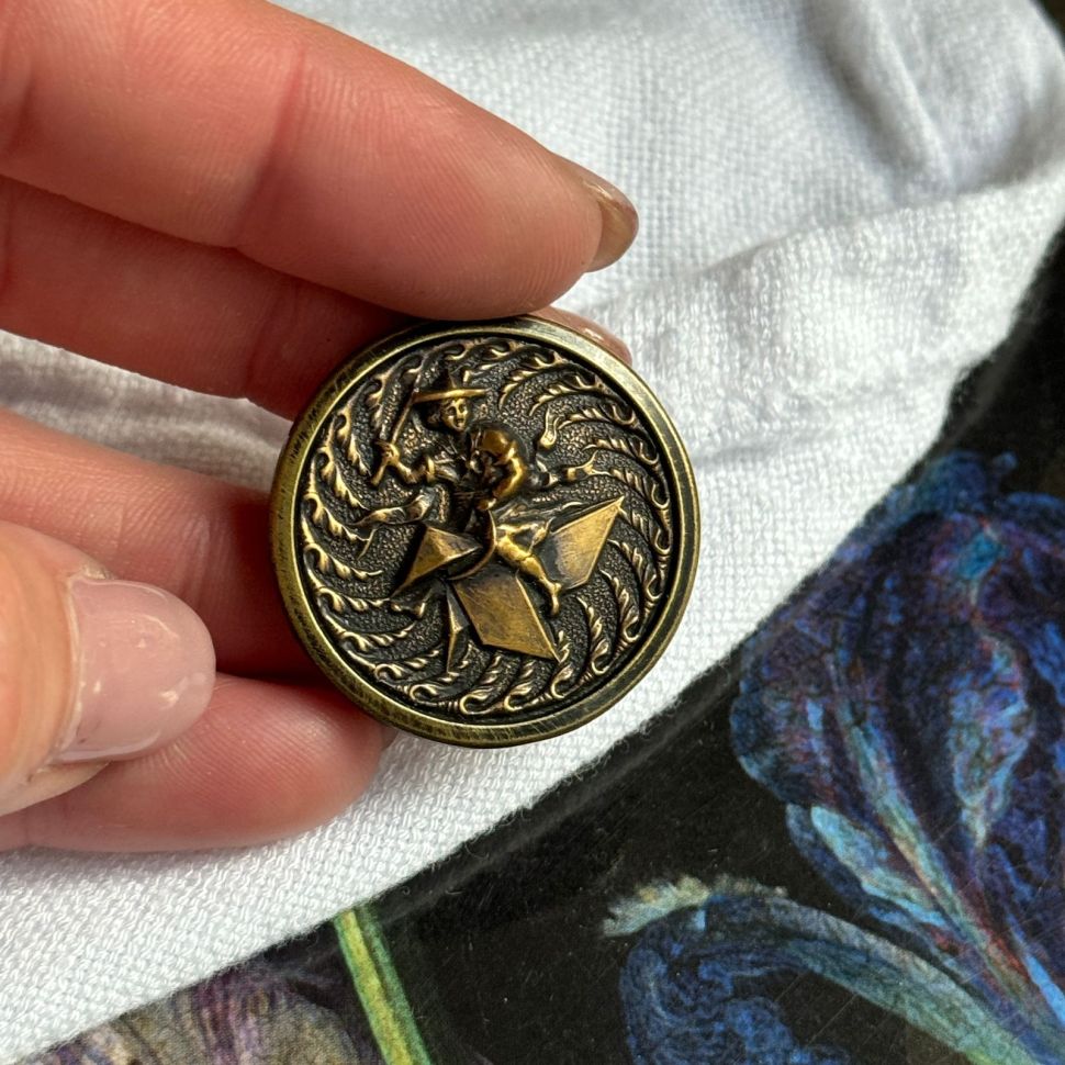 Пуговица старинная Рыцарь 3 см чернение по латуни