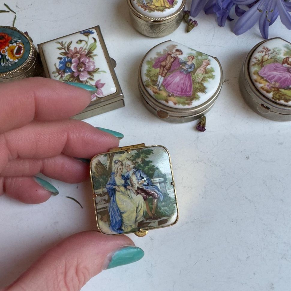 Шкатулка таблетница Дама и Кавалер 4 см эмаль