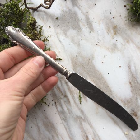 Нож столовый мельхиор с гравировкой OV на ручке