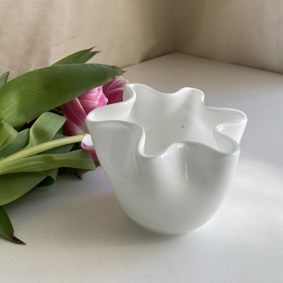 Ваза малая 8 см белая Волны