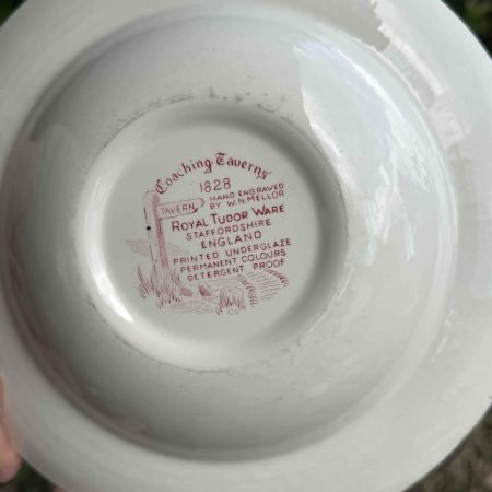 Тарелка глубокая Royal Tudor Ware Coaching Taverns красная 23 см Англия