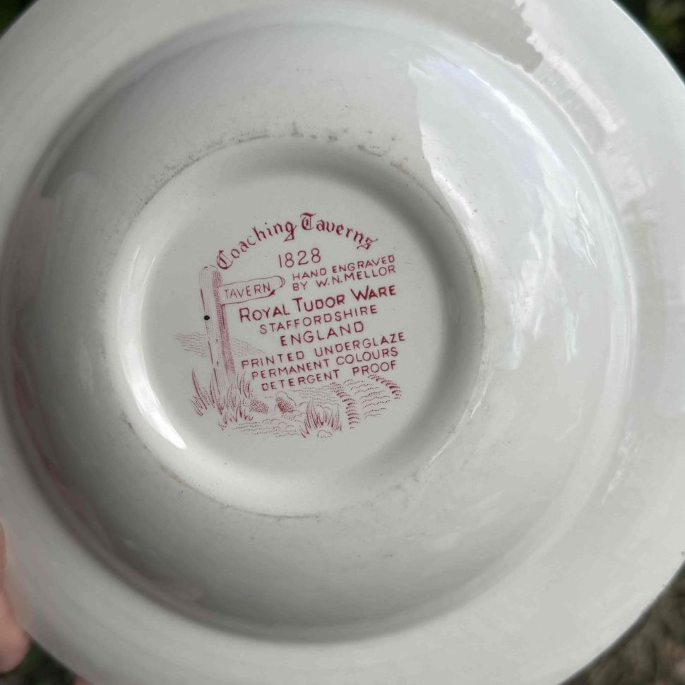 Тарелка глубокая Royal Tudor Ware Coaching Taverns красная 23 см Англия