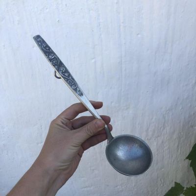 Половник с цветочным декором, олово