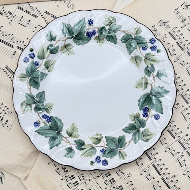 Тарелка Nikko Ежевика 20 см фарфор Япония