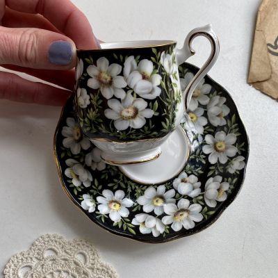 Кофейная пара черный Royal Albert серия Provincial Flowers 1975 г 130 мл Англия